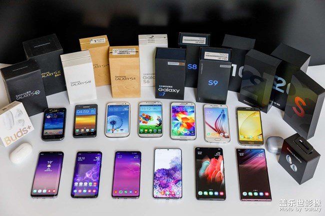 把十三部蓋樂世手機放一起拍一個全家福