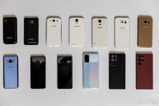 把十三部蓋樂世手機放一起拍一個全家福