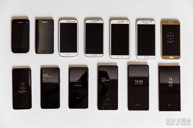 把十三部蓋樂世手機放一起拍一個全家福