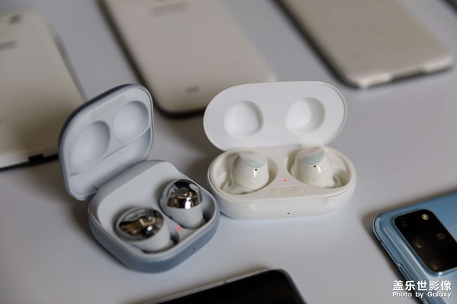 把十三部蓋樂世手機放一起拍一個全家福