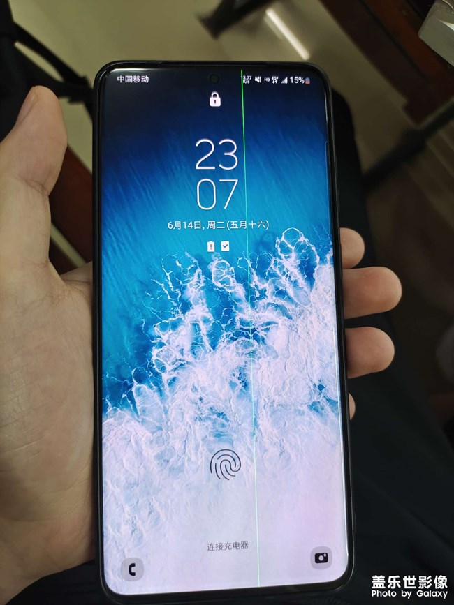 s20+花屏，沒有任何磕碰，就出現(xiàn)了這道綠色豎線