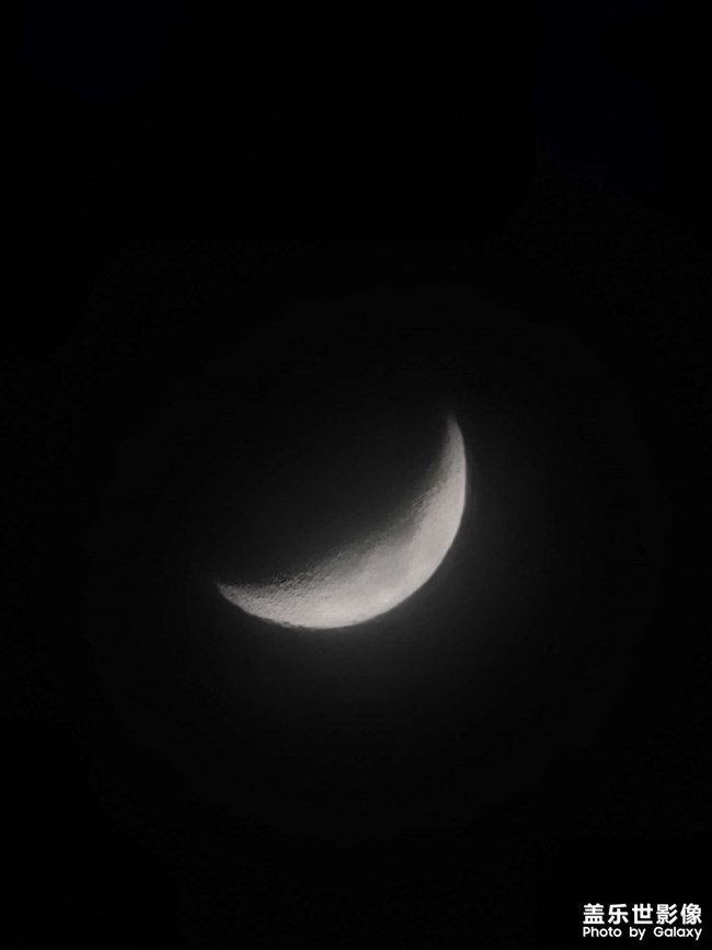 月兒彎彎入海港。