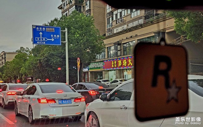 窗外，雨中，世界如幻夢(mèng)