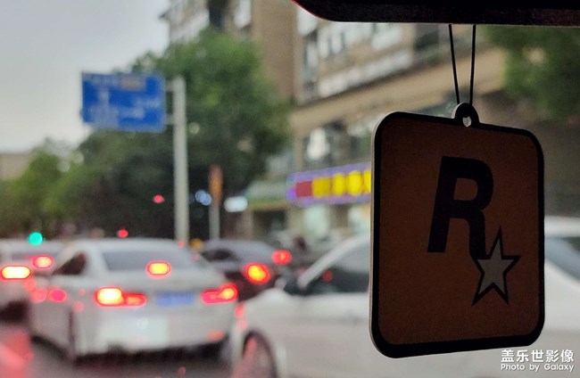 窗外，雨中，世界如幻夢(mèng)