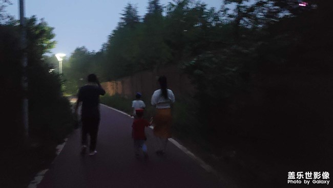 純黑夜景照片
