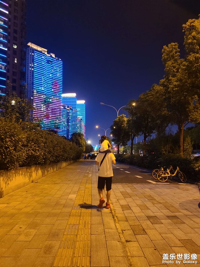 之前的一張遛娃照