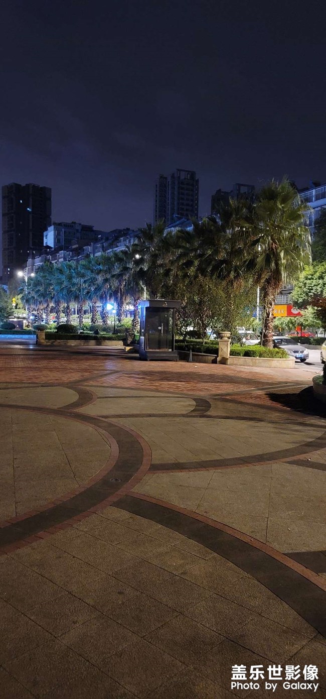 夜晚的馬路邊，有點(diǎn)意境。。。