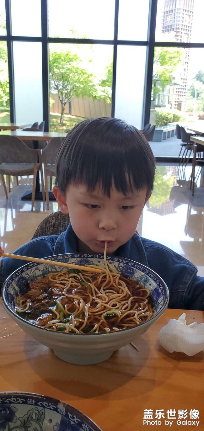 用三星手機給兒子拍的照片