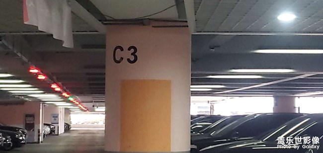 南京祿口機場，P2停車場樓層標(biāo)識太亂。