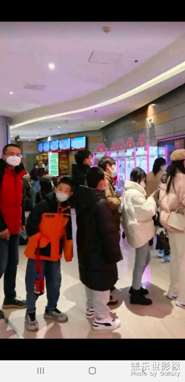 電影院人還是很多的