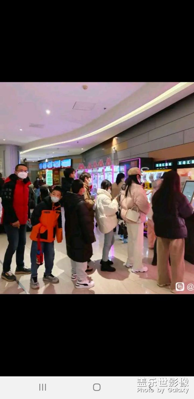 電影院人還是很多的