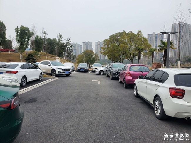 南京市廣場很多，免費的停車場太少！